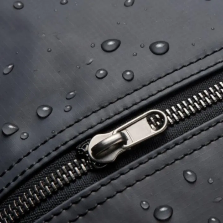 Zbliżenie na wodoodporny materiał plecaka Urban Pack IO z widoczną strukturą tkaniny